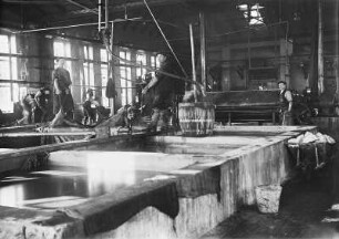 Freiberg-Zug, An der Zugspitze 42. Lederfabrik Zug. Werkteil Zugspitze. Gerberei. Raumaufnahme mit Gerbgruben