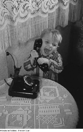Junge mit einem Telefon