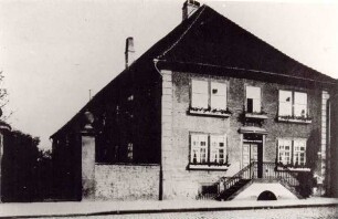 Blick auf das alte Komödienhaus (1935 abgerissen) jetzt Haus Nr. 84. Detmold. Lange Straße