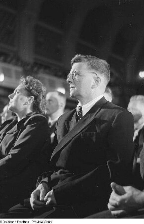 Portrait Dmitri Dmitrijewitsch Schostakowitchs sowie Lotte Ulbrichts im Publikum der Bachfeier