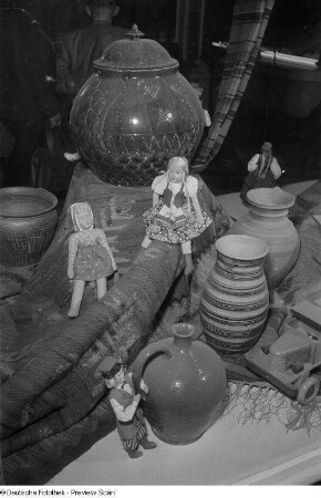 Diverse kunsthandwerkliche Erzeugnisse auf der Herbstmesse 1953