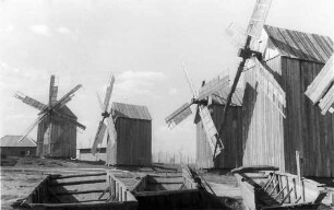 keine Beschreibung [Satul Romanesti, Bukaresti: Reihe Windmühlen am Fluß Siret]