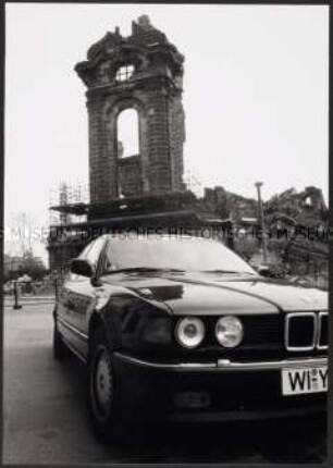 BMW vor Bauruine (Altersgruppe 18-21)
