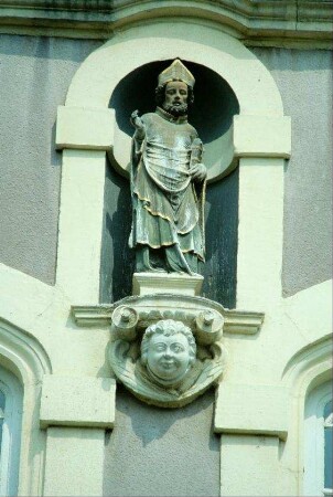 Rathaus: Statue des Schutzheiligen der Stadt, Bonifatius