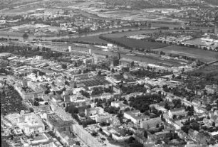 Dresden-Friedrichstadt. Blick über die Schäferstraße gegen Straßenbahnhof Waltherstraße, Hafenmühle und Alberthafen. Luftbild-Schrägaufnahme nach Norden