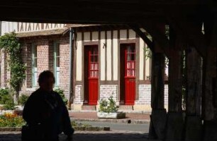 Frankreich. Haute Normandie. Eure. Lyons la Foret. Alte Fachwerkhäuser. Blick aus alter Markthalle heraus