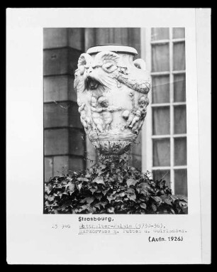 Vase mit Putten und Girlanden
