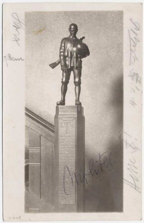 Feldgrenadier mit Stahlhelm auf Treppenpfosten mit Erinnerungstafel an die gefallenen Teutonier des 1. Weltkrieges : Freiberg. Gebäude des "Corps Teutonia". Feldgrenadier mit Stahlhelm auf Treppenpfosten mit Erinnerungstafel an die gefallenen Teutonier des 1. Weltkrieges. Eisenguß auf Holzpfosten (1920; M . Molitor)
