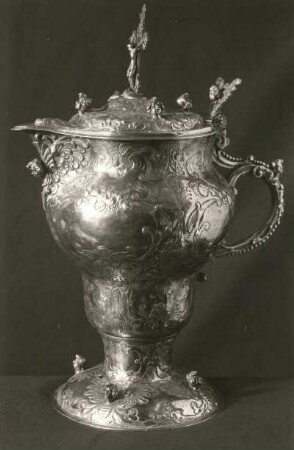 Döbeln, Nikolaikirche. Abendmahlskanne. Silber, teilweise vergoldet; Höhe ohne Deckel 25,5 cm, Fußbreite 16,6 cm, Kruzifix 8 cm, Figur 4,2 cm. 1660