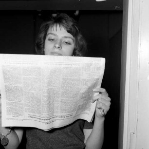 Schnell-Lesekurs. Junge Frau beim Lesen einer Zeitung