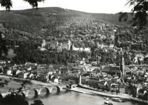Heidelberg, Stadtansicht : Heidelberg. Blick vom Philosophenweg über die Stadt gegen das Schloss und den Königstuhl