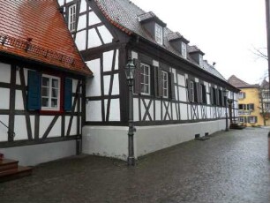 Rheinzabern-Kirchhof im Südsüdwesten mit Fachwerkhaus (ehemalige Schule)