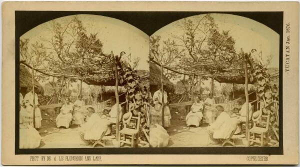 Gruppenfoto einer indianischen Familie unter einem Sonnendach.