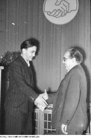 Parteidokumente an Landesleitung, 26. September 1951 & Tagung der Landesleitung der SED, Übergabe der neuen SED-Parteidokumente, 1951