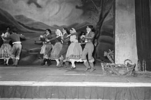 Szenenbilder aus "Der Mantel" von N. W. Gogol, Komische Oper. 1952