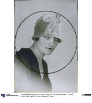 Frau mit Hut von Marguerite und Léonie