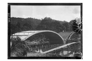 Zweibogige Brücke : Südthailand. Zweibogige Betonbrücke im Bau. Bewehrung knüpfen am zweiten Bogen, 1912/1913