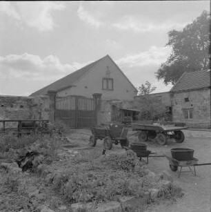 Ehemaliges Kammergut, Tor, Hofansicht : Dresden-Pillnitz, Dampfschiffstraße 2. Ehem. Kammergut. Großer Pferdestall (1872)