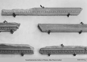 Gesimsfragment mit Eierstabdekor