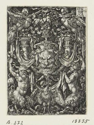 Ornament mit Maske zwischen Adlern und Faunen