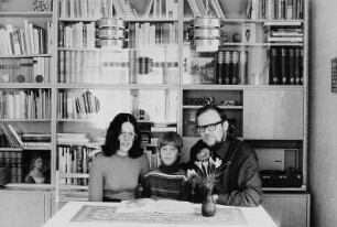 Familie M.-C. (Ingenieurin für Feinwerktechnik, Diplomingenieur für Betriebsgestaltung) im Wohnzimmer
