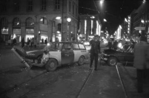 Verkehrsunfall in der Kaiserstraße Ecke Kreuzstraße zwischen einem Funkstreifenfahrzeug der Karlsruher Schutzpolizei und einem PKW