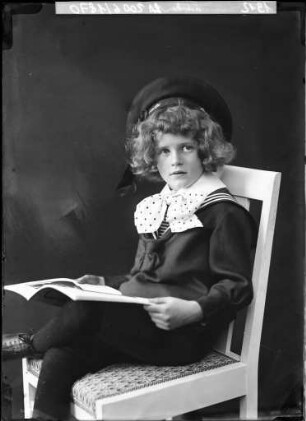 "Ausstellungsplatte 1912" - Junge im Fotoatelier