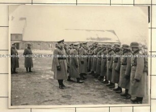 Angehörige der Ordnungspolizei erhalten den Marschbefehl ?