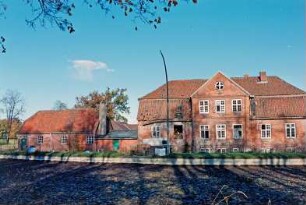Gut Tangstedt: ehemaliges Kavalierhaus: in Verfall: Rückfront mit Mittelrisalit, Sprossenfenster, Schäden an Dach und Fenstern: links daneben flacher Anbau und Backsteingbäude mit Sprossenfenstern, Tür: 8. November 1997