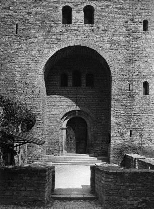 Bad Wimpfen-Wimpfen im Tal. Benediktinerkloster. Ehemalige Stiftskirche Sankt Peter im Tal (1030/1040 begonnen). Westportal
