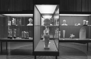 Ausstellung "Bildhauer des 20. Jahrhunderts arbeiten in Porzellan" im Badischen Landesmuseum