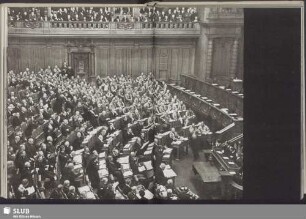 Nach einer Weile kehren die Nazis im Braunhemd auf ihre Plätze zurück