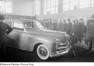 Besucher vor einem Automobil