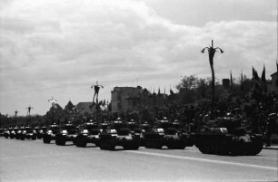 Bukarest: Vorbeimarsch Tanks