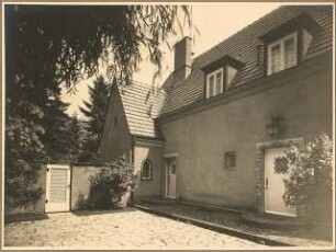 Haus Wellnitz, Potsdamer Straße, Berlin-Lichterfelde: Eingangsfassade mit Haupt- und Nebeneingang