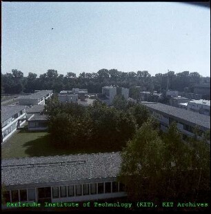 Blick auf einen Teil des Geländes des Kernforschungszentrums Karlsruhe (KfK), von Westen