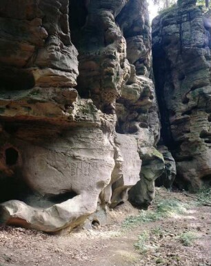 Schweigestelle: "Artioni Biber". Weiheinschrift an die Bärengöttin Artio auf dem Ferschweiler Plateau