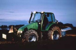 Fotografie: Allradtraktor, Volldrehpflug