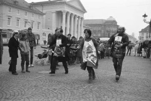 Deutsch-englischer Freundeskreis Karlsruhe. Pfannkuchen-Rennen "pan-cake-race" am schmutzigen Donnerstag auf dem Karlsruher Marktplatz