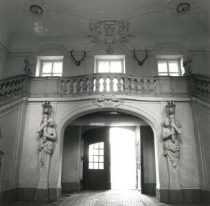 Niederwiesa-Lichtenwalde, Schlossallee 10 D. Schloss Lichtenwalde (1722/1726, 1905/1908 Wiederaufbau; G. Frölich). Mittelbau. Treppenhaus (Erdgeschoss und Treppe)