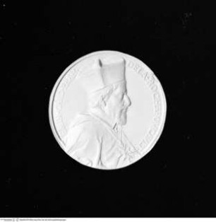 Medaille auf Kardinal François de la Rochefoucault, Avers: Bärtiges Brustporträt nach rechts in Cappa Magna und Birett, mit Ordenskreuz des Heiligen Geist-Ordens; Profilrand