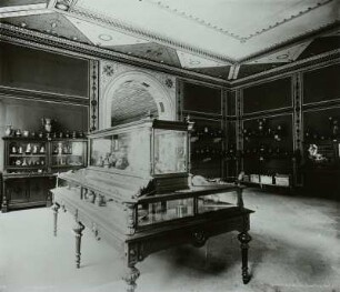 Dresden. Japanisches Palais. Saal 2, Antikensammlung, Saal der dreiseitigen Ara, Raumgestaltung von Gottfried Semper