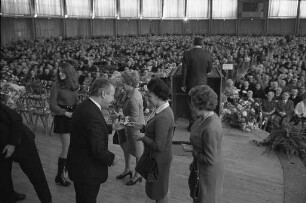 Preisverleihung für den Blumenschmuckwettbewerb 1971 an die beteiligten Karlsruher Bürgerinnen und Bürger in der Schwarzwaldhalle