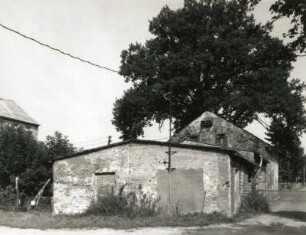 Großharthau, Mühlenweg 8. Stallgebäude vor der Mühle (2. H. 19. Jh.), Anbauten am Hofgiebel