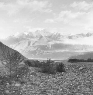 Pamir (Tadschikistan). Schotterebene im Vorfeld des Fedtschenkogletschers (Seldara-Tal) gegen Transalai mit Pik Rogow (5195 m)