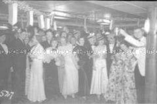 Abendgesellschaft im geschmückten Festsaal des Hochseepassagierdampfers "Bremen"