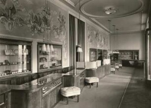 Dresden-Altstadt, Altmarkt Westseite. HO-Geschäft "Uhren und Schmuck". Verkaufsraum, Gesamtansicht. Wandmalereien von Hans Kinder