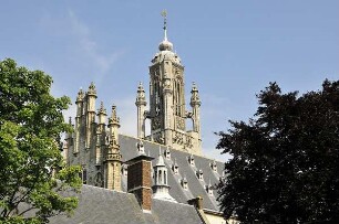 Marktort Middelburg : Der mittelalterliche Marktort Middelburg auf Walcheren ist Provinzhauptstadt Zeelands. Viele historiche Gebäude sind nach Zerstörungen im Zweiten Weltkrieg originalgetreu wieder aufgebaut worden. Bild: Blick auf den Turm und das Seitengebäude des gotischen Rathauses von 1452, aufgenommen 2008