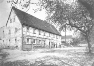 Graupa (Pirna-Graupa), Dorfplatz (Tschaikowskiplatz) 1. Gasthof zum Erbgericht. Straßenansicht