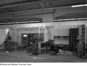 Ausstellungskojen des VEB Möbelkombinat Zeulenroda-Triebes (ZEUTRIE) mit Wohnzimmermöbeln